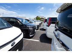 常時240台以上の在庫を展示！軽自動車からミニバンまでゆっくりとご覧ください！