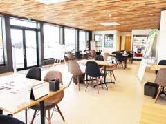 解放感があり、落ち着いた雰囲気の店内ではゆっくりとお過ごしいただけます。