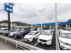 常時200台以上の在庫を展示！県内最大級の展示場で、軽自動車からミニバンまでゆっくりとご覧ください。