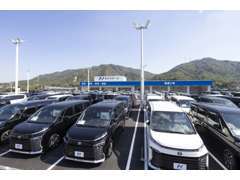 常時200台以上の在庫を展示！、軽自動車からミニバンまでゆっくりとご覧ください。