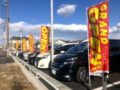 軽からミニバンまで常時50台以上の在庫を展示しております。