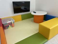 キッズスペースも完備！小さなお子様連れでも、ゆっくりとお車選びをご検討いただけます。