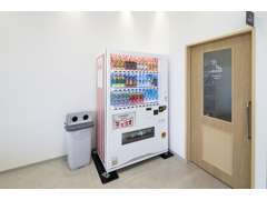 店内にはフリードリンクコーナーを設置。ゆっくりおくつろぎいただけます。