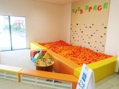 広々としたキッズルーム！！お子様連れのお客様もご安心していただくことができます！無料のドリンクもございます♪