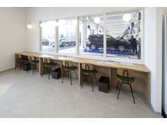 大型のピットを完備。車検・板金などお気軽にご相談下さい♪整備中の愛車を店内からご覧いただけます。