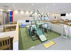 大きなキッズスペースも完備！小さなお子様連れでも、ゆっくりとお車をご検討いただけます。