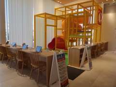 大きなキッズスペースも完備！小さなお子様連れでも、ゆっくりとお車をご検討いただけます。