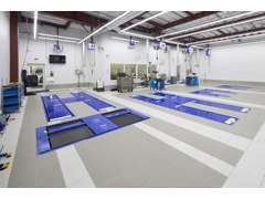 大型の整備工場を完備！整備中の愛車を店内からご確認いただけます。