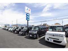 常時200台以上の在庫を展示！県内最大級の展示場で、軽自動車からミニバンまでゆっくりとご覧ください