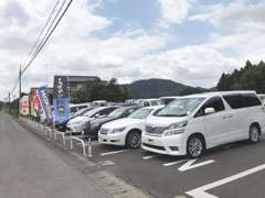 当店は道路沿いに面しております。どうぞお気軽にお立ち寄りください。