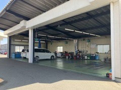 整備工場併設しております。皆様の愛車の点検・整備をはじめ、先々のメンテナンスのアドバイスまで私たちにお任せください！！