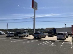 お客様の駐車場はお店を入ってすぐ！査定も実施しておりますのでお乗換えのお客様は是非お車でお越しください。