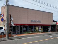 事務所は展示場の道路向かいです。展示車は100台以上！見に来られただけでもOK☆　お探しのお車をお気軽にご相談ください！
