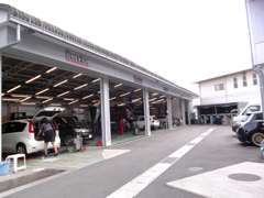 併設の整備工場では、熟練メカニックが皆様の愛車をしっかりとチェック致します！