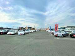 大型の専用駐車場に150台を在庫展示しております☆当日のご案内も可能です♪気に入った車が見つかるまでゆっくりご覧ください