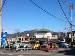 県道334号線（旧R11）沿いで小野郵便局の向いにあります。