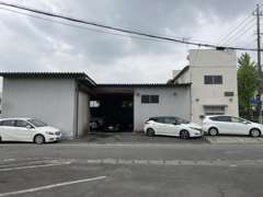 自社整備工場完備しております。輸入車を熟知した専任のスタッフがおりますのでアフターメンテナンスも当社にお任せください。