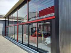 ABEILLE自慢のガレージにてお客様の大切なお車の保管をも賜ります。冷暖房完備、100V電源にてバッテリー上がりも防ぎます。