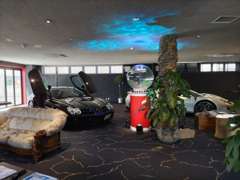 2階はショ-ル-ム兼事務所。憧れのスポ-ツカ-の展示、会社の遊び心満載の空間です。