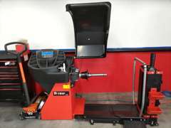 瞬時にバランスポイントを導き出す最先端のタイヤバランサ-を完備しております。