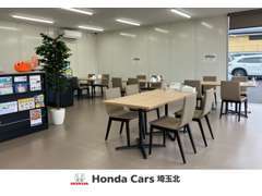 東松山東店新車店舗の道路を挟んだ向かいにございます！大きな展示スペースが目印！