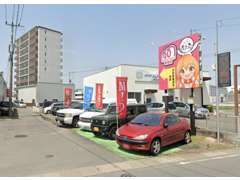 当店は展示場の奥にございます。赤い看板が目印です！
