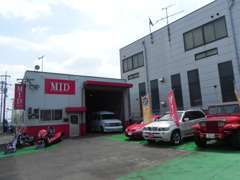 MIDカラーは赤となってますので赤の看板を目印にご来店下さい♪