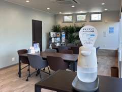 【商談ホール】　店内はとても明るく広々としており、常に清潔を保つように清掃・除菌を徹底しております。
