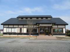 和風作りの建物で広々とした駐車場です♪