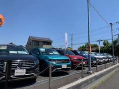 ショールームから徒歩5分ほどのところに県下最大級の認定中古車展示場がございます。