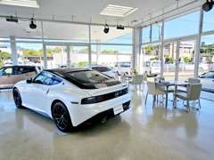 広いフロアには、話題のおクルマを展示中！