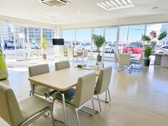 商談スペースもしっかりと間隔をとって広々、ゆったり。くつろぎながらおクルマのご検討ができます。