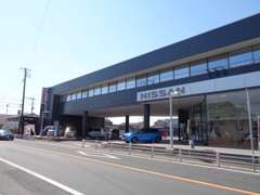 千波湖に近い大きな日産ディーラー店舗です