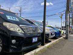 第一第二展示場があり合わせて約40台の展示車が在ります！ミニバンからSUV福祉車両を中心に幅広い車種を取り揃えております！