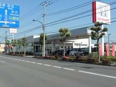 青梅街道沿いの広い店舗です。駐車場も多数ご用意ございます。