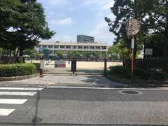神崎小学校のすぐ目の前が当店です！この南門を左折したところです。
