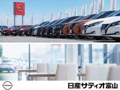 見やすい展示車レイアウト　と　ソーシャルディスタンスを確保した商談スペース