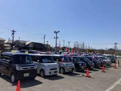 広々とした敷地でゆっくり展示車を確認できますよ♪