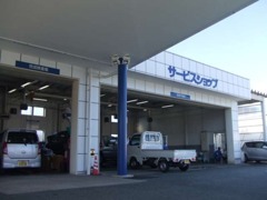 整備工場併設です。点検・車検等もお任せ下さい。キャノピー（大型の屋根）がありますので、悪天候や日差しの強い日でも快適です