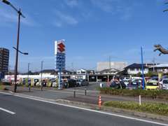 当店は国体道路を免許センター方面へ向かった左手の道路沿いにあります。スズキの看板を目印にお越しください。