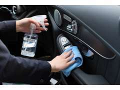 全展示車を除菌。特に手の触れる部分（ハンドル・レバー類・ダッシュボード・ドアノブ等）の拭き取り消毒を実施しております。