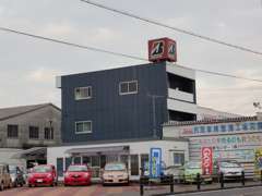 マイカーセンターにはお値打ち車ばかりを取り揃えております。また格安輸入車も数多く展示されています。