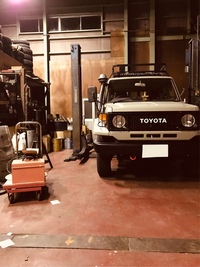 トヨタ ランドクルーザー70 STD_4WD(MT_3.5ディーゼル)