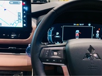 三菱 アウトランダーPHEV P エグゼクティブパッケージ_7人乗り_4WD(2.4)