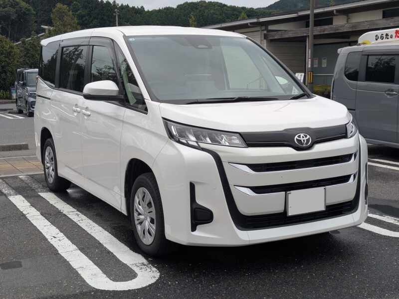 トヨタ ノア X_8人乗り_4WD(CVT_2.0)