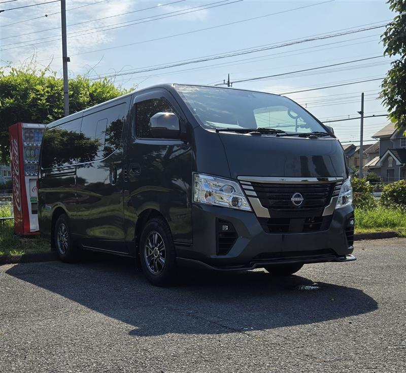 日産 キャラバン バン グランドプレミアムGX ロングボディ 低床_5人乗り_5ドア(AT_2.0_ガソリン)
