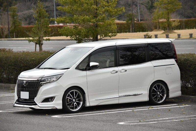 トヨタ エスクァイア Gi“プレミアムパッケージ・ブラックテーラード”_7人乗り(CVT_2.0)