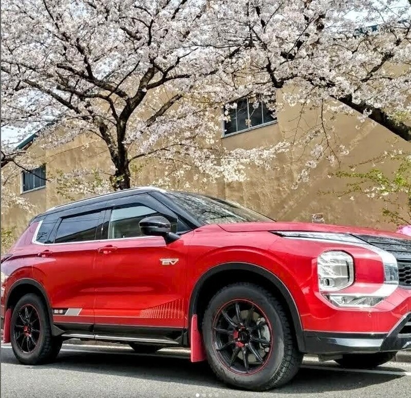 三菱 アウトランダーPHEV ブラックエディション_5人乗り_4WD(2.4)