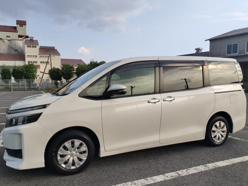 トヨタ ヴォクシー X_8人乗り(CVT_2.0)