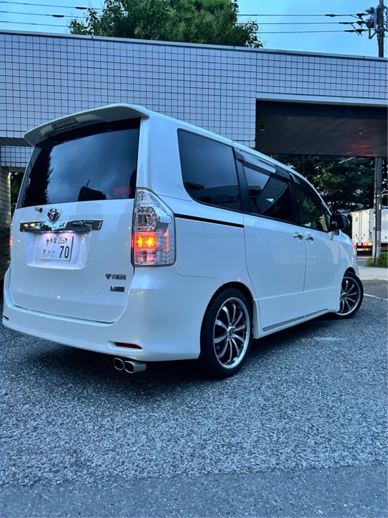 トヨタ ヴォクシー ZS“煌III”_7人乗り(CVT_2.0)